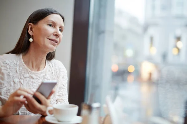 Smartphone Kafede Dinlendirici Olan Emekli Dişi — Stok fotoğraf