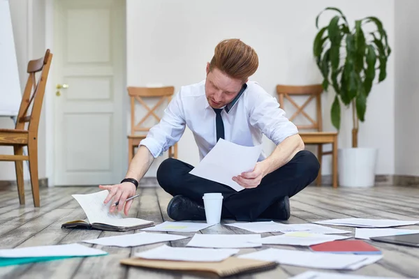 Porträtt Upptagen Man Talade Genom Telefon Och Sortera Dokument Sitter — Stockfoto