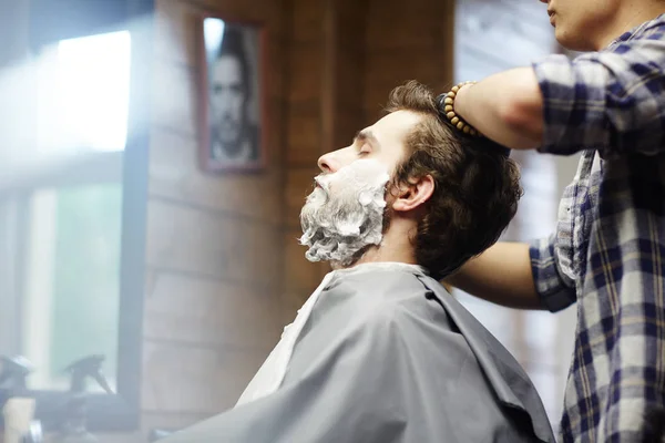 Homme Barbu Assis Dans Salon Coiffure Moderne — Photo