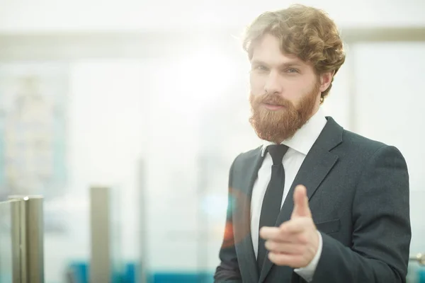 Retrato Sucesso Jovem Empresário Piscando Para Câmera Com Confiança Apontando — Fotografia de Stock