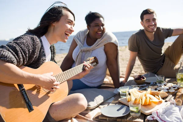 Piknik Sırasında Deniz Kenarında Gitar Arkadaşlar Daire Içinde Neşeli Genç — Stok fotoğraf