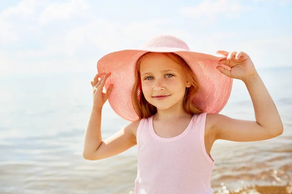 Kleine Schönheit Hut Genießt Sommerurlaub Urlaubsort — Stockfoto