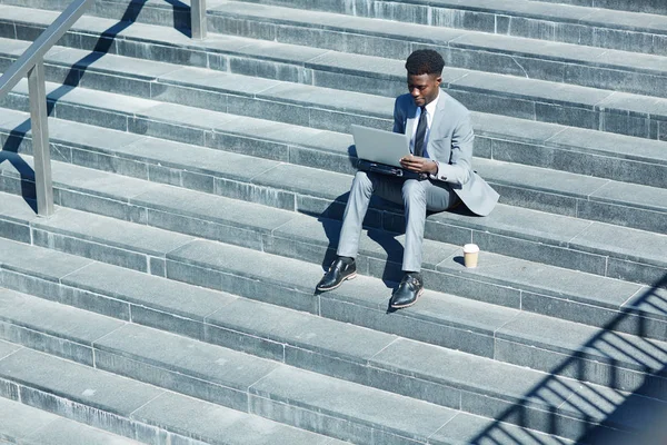 Jeune Trader Boursier Avec Réseau Ordinateurs Portables Sur Escalier Dans — Photo