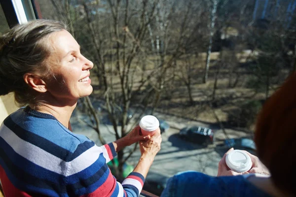 Ευτυχισμένη Γυναίκα Ζεστό Ποτό Απολαμβάνοντας Πρωινό Ήλιο Στο Ανοιχτό Παράθυρο — Φωτογραφία Αρχείου