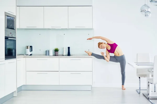 Retrato Mulher Cabelos Vermelhos Forma Fazendo Exercícios Alongamento Casa Contra — Fotografia de Stock