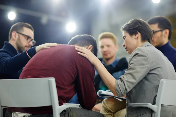 Assistants Cours Psychologiques Réconfortant Des Camarades Groupe — Photo