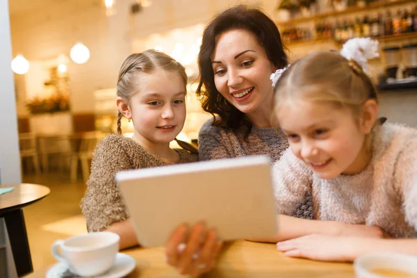 Glückliche Junge Frau Mit Touchpad Zeigt Ihren Zwillingstöchtern Film Für — Stockfoto