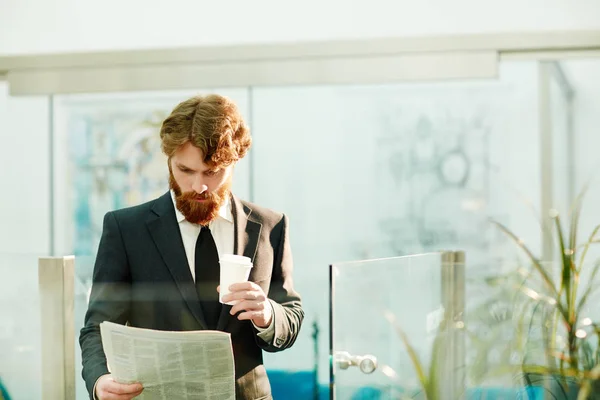 Economista Serio Banquero Con Bebida Leyendo Noticias Matutinas Oficina — Foto de Stock