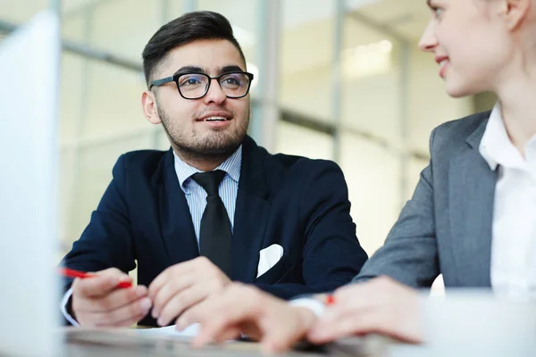 Jóvenes Colegas Haciendo Una Lluvia Ideas Discutiendo Ideas Para Nuevo — Foto de Stock