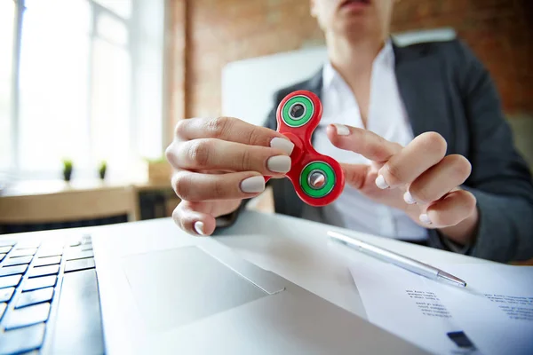 Affärskvinna Som Leker Med Fidget Spinner Arbetsplatsen Vid Paus — Stockfoto