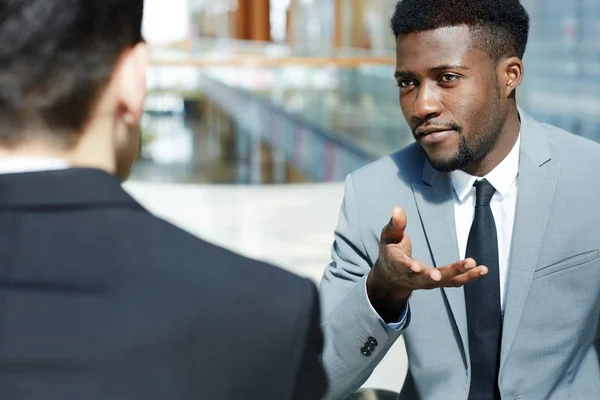 Retrato Empresário Afro Americano Sucesso Conversando Com Parceiro Discutindo Trabalho — Fotografia de Stock