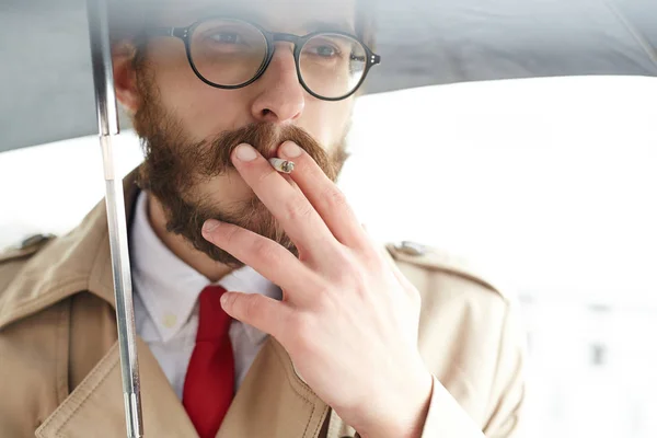 Elegante Elegante Hombre Corbata Roja Trinchera Beige Fumando Bajo Paraguas —  Fotos de Stock
