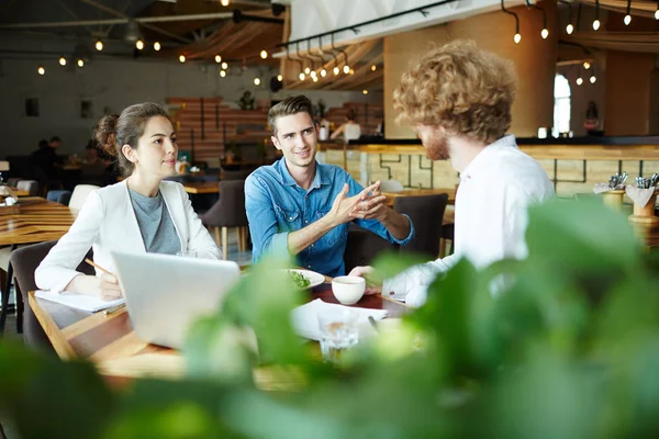 Team Unga Medarbetare Organisera Arbete Och Samråd Gemensamt Affärsprojekt — Stockfoto