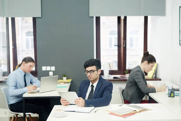 Des Gestionnaires Bureau Économistes Analysant Les Taux Financiers — Photo