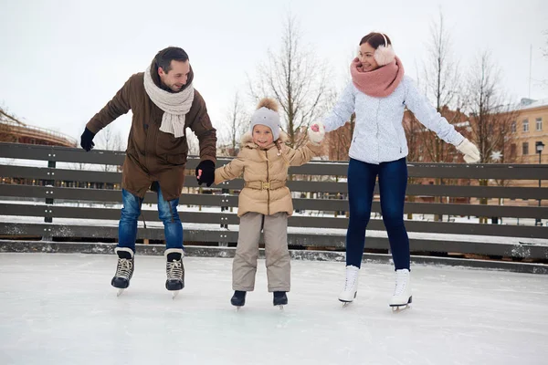 Família Contemporânea Winterwear Segurando Mãos Enquanto Patinava Pista Gelo — Fotografia de Stock