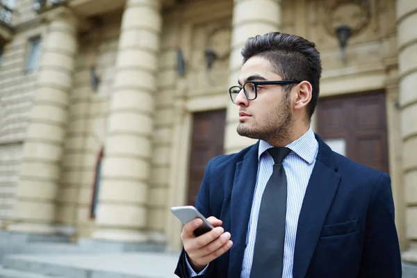 Hombre Joven Traje Pie Entorno Urbano Mensajería —  Fotos de Stock