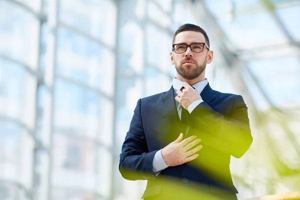 Retrato Empresário Sucesso Moderno Ajustando Gravata Olhando Para Longe Confiantemente — Fotografia de Stock