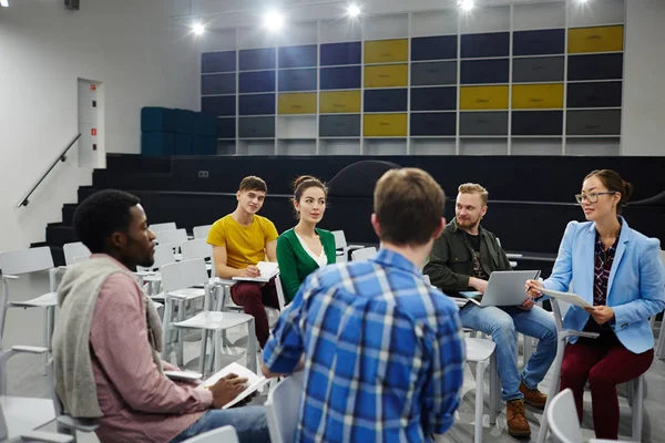 Grupo Estudiantes Conversando Sala Conferencias — Foto de Stock