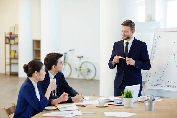 Joven Entrenador Escuchando Las Preguntas Los Gerentes — Foto de Stock