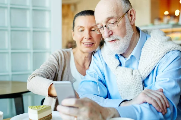 Ältere Eheleute Mit Kopfhörern Wählen Tonspur Smartphone Während Sie Café — Stockfoto