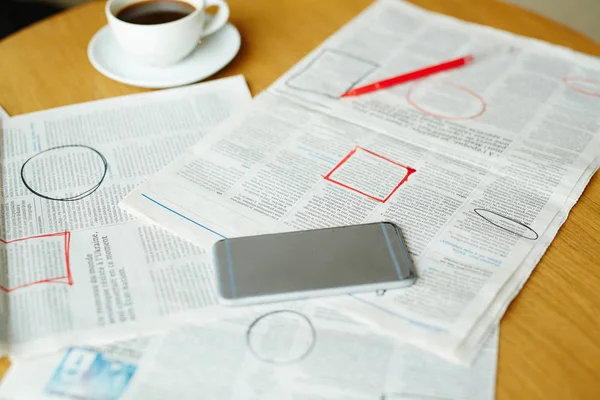 Krant Met Gemarkeerde Vacature Advertenties Smartphone Kopje Koffie Pen Tafel — Stockfoto