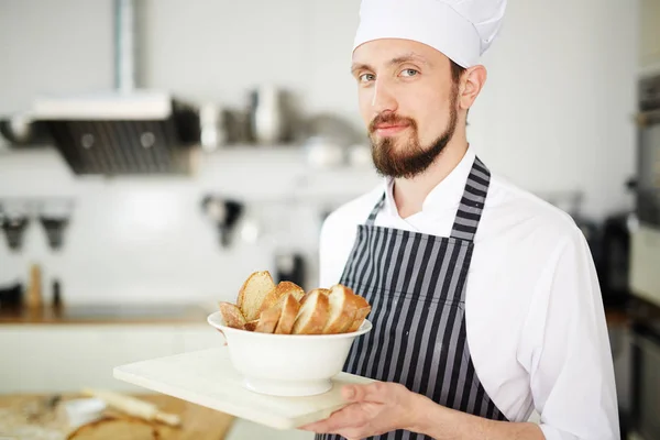 Baker Ile Kesilmiş Ekmek Kameraya Bakıyor — Stok fotoğraf