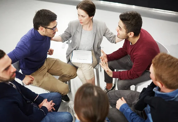 Grupo Pacientes Sentados Círculo Discutindo Seus Problemas Com Terapeuta Profissional — Fotografia de Stock