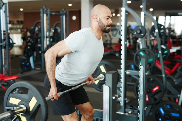 Uomo Forte Sollevamento Pesi Palestra — Foto Stock