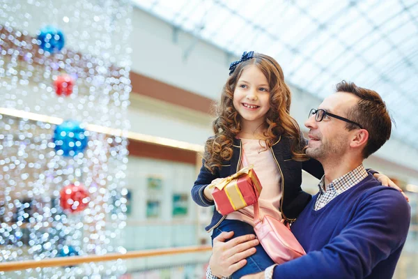 Glücklicher Mann Hält Seine Tochter Mit Geschenkbox Einkaufszentrum — Stockfoto