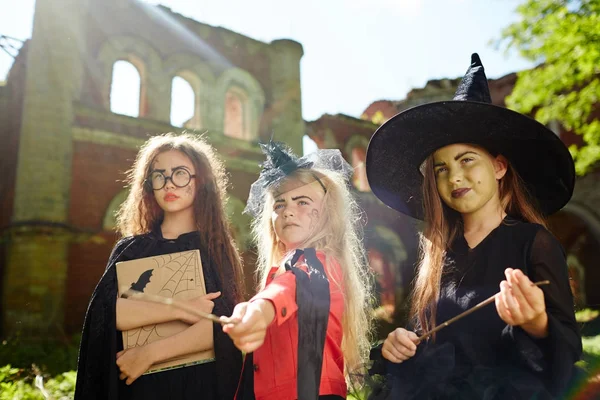 Grupa Zła Witches Podejmowania Złych Magii Dzień Halloween — Zdjęcie stockowe
