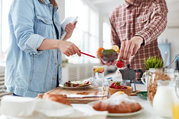 사진과 신선한 샐러드와 홈메이드 크루아상 아침의 Photoshoot에 — 스톡 사진