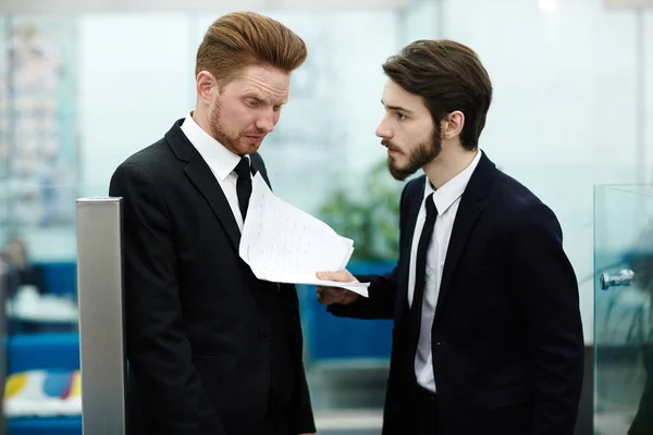 Datore Lavoro Insoddisfatto Che Mostra Documenti Uno Dei Dirigenti — Foto Stock