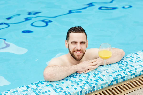 Homem Topless Feliz Com Vidro Bebida Olhando Para Fora Piscina — Fotografia de Stock