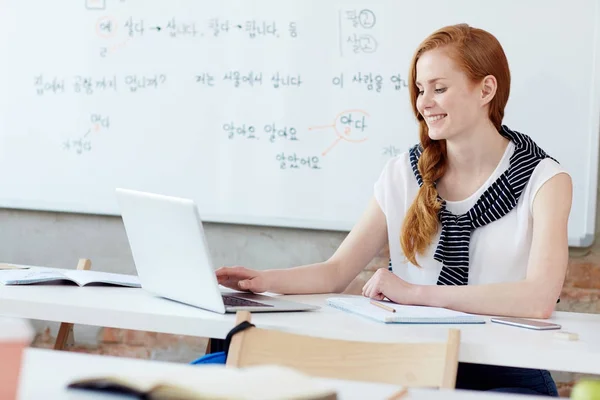 Feliz Joven Especialista Busca Datos Línea — Foto de Stock