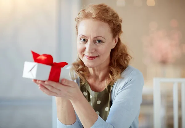 Portrait Elegant Mature Woman Looking Camera Smiling Holding Gift Box — Stock Photo, Image