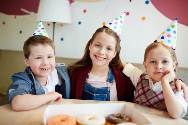 Szczęśliwy Kids Urodziny Czapki Relaks Kawiarni — Zdjęcie stockowe
