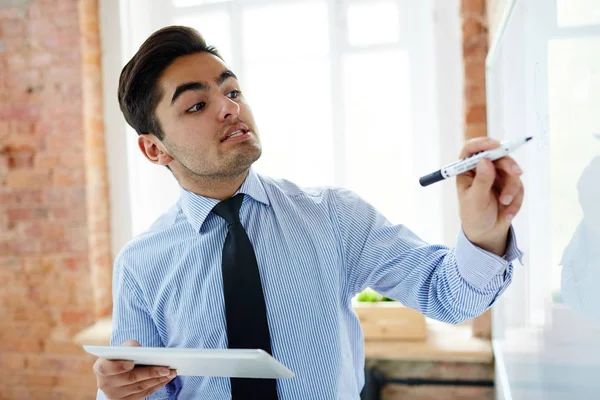 Vertrouwen Handelaar Het Neerschrijven Van Zijn Ideeën Een Whiteboard — Stockfoto