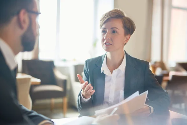 Colegas Teniendo Cita Para Discutir Algunos Documentos — Foto de Stock