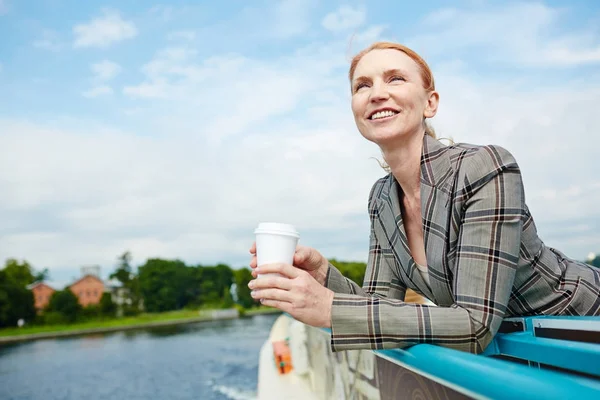 Empresaria Serena Con Bebida Disfrutando Sus Vacaciones Barco Vapor — Foto de Stock