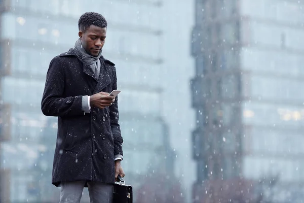 Üzletember Táska Textil Vagy Olvasó Üzenet Ban Smartphone — Stock Fotó