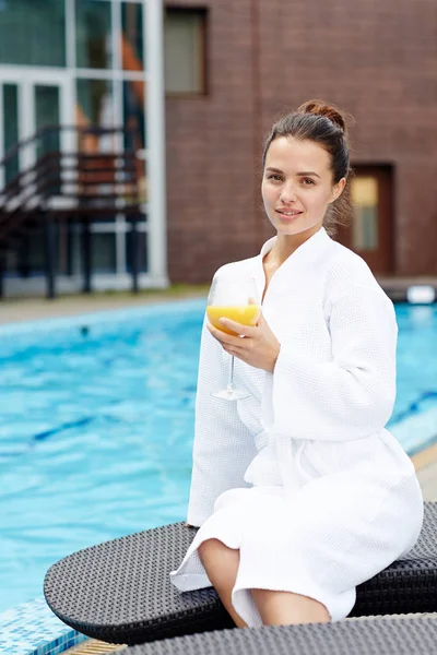 Rustige Jonge Vrouw Met Een Verfrissend Drankje Zitten Bij Zwembad — Stockfoto