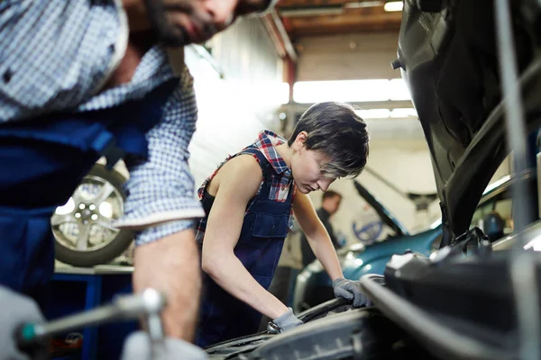 Two Mechanics Working Car Repair Service — Stock Photo, Image