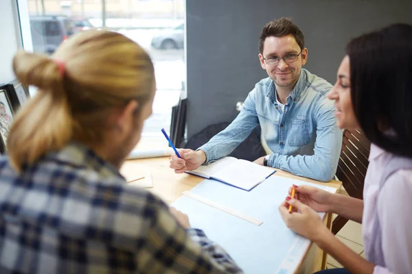 Groupe Étudiants Créatifs Préparant Aux Examens — Photo