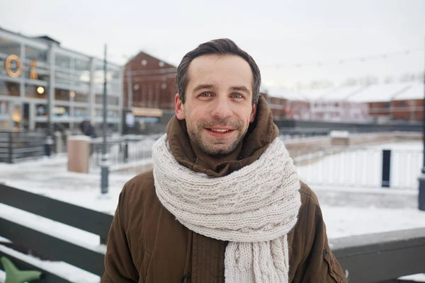 Feliz Homem Meia Idade Winterwear Olhando Para Câmera Fundo Pista — Fotografia de Stock