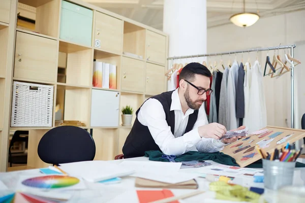 Moderne Kleermaker Het Kiezen Van Stof Monsters Voor Nieuwe Kleding — Stockfoto