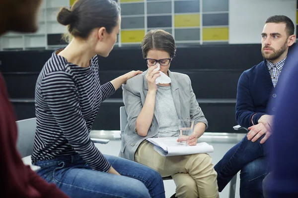 Jonge Vrouw Troost Haar Huilen Groupmate — Stockfoto