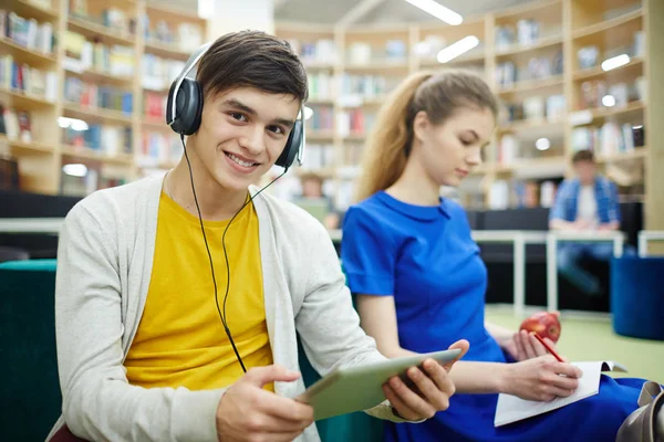 Retrato Dos Estudiantes Que Trabajan Sala Estudio Biblioteca Moderna Joven — Foto de Stock