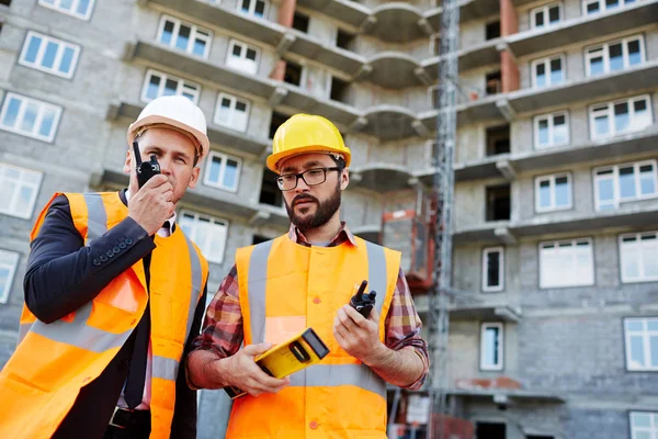Bauunternehmer Spricht Mit Kollege Der Nähe Über Walkie Talkie — Stockfoto