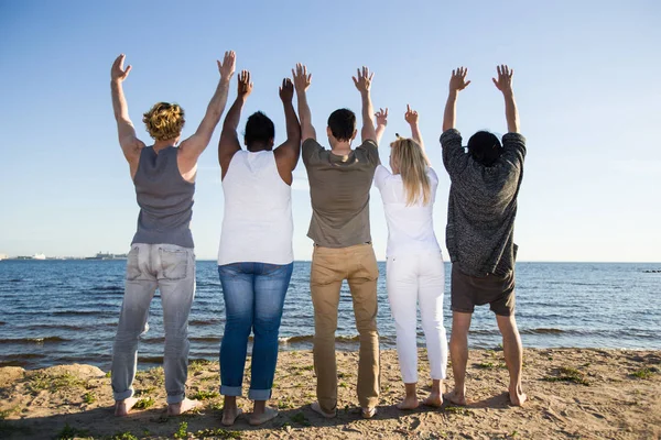 Vue Arrière Adolescents Extatiques Debout Sur Une Plage Sable Face — Photo