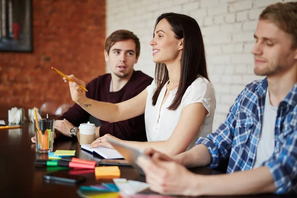 Slimme Leerling Geven Details Voor Speech Presentatie — Stockfoto